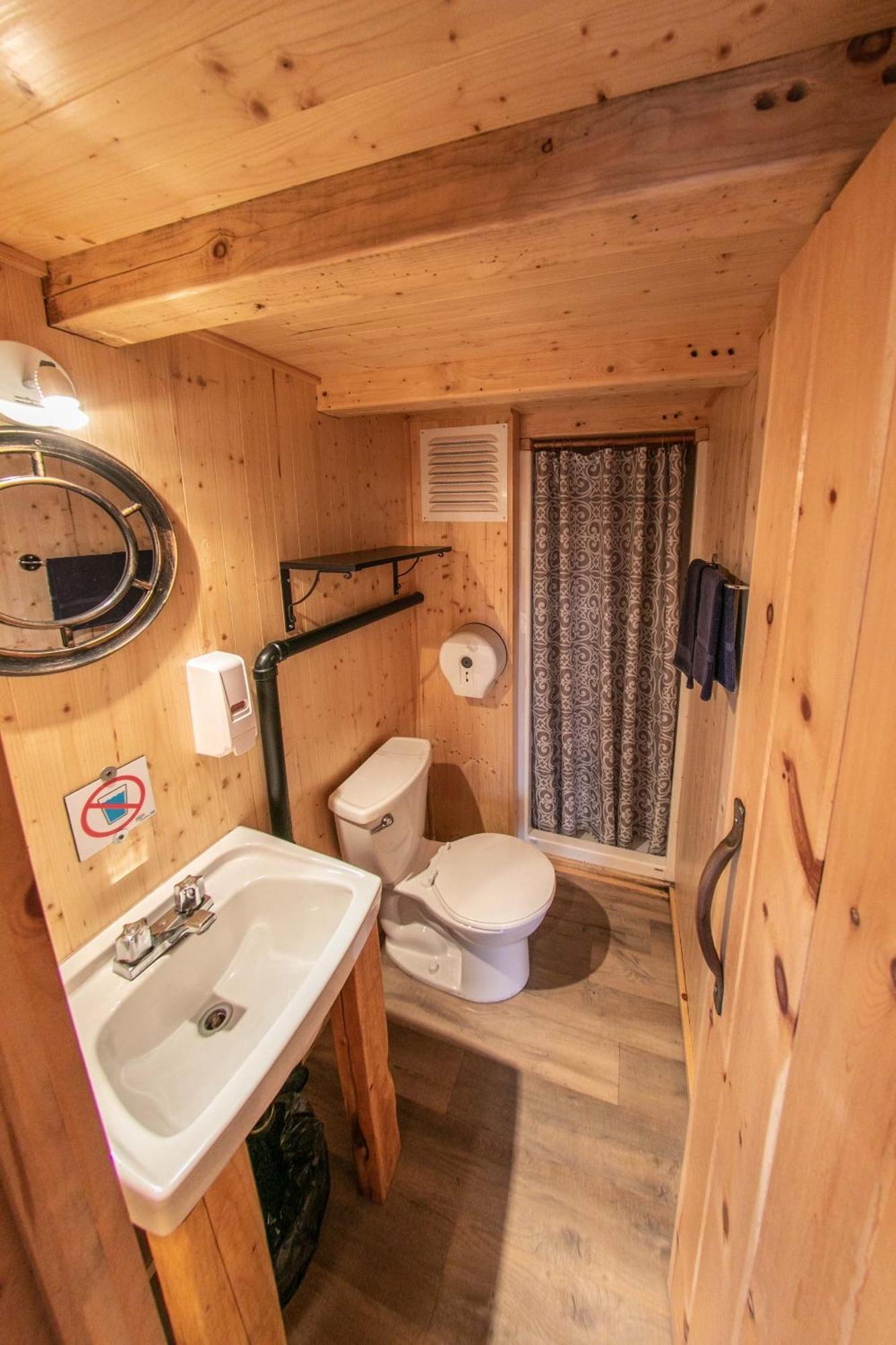Auberge Festive Sea Shack Sainte Anne des Monts Exterior photo