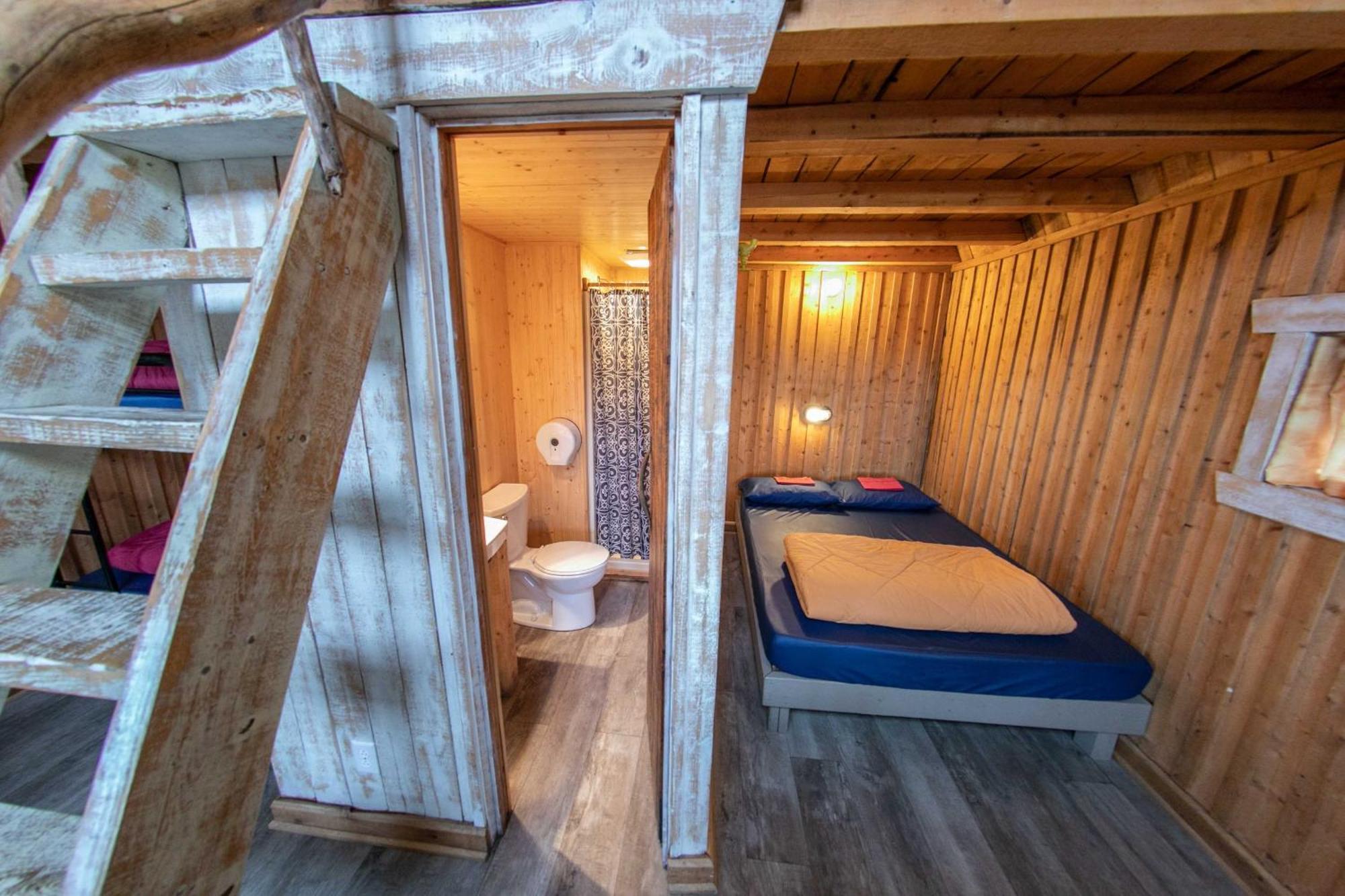 Auberge Festive Sea Shack Sainte Anne des Monts Exterior photo