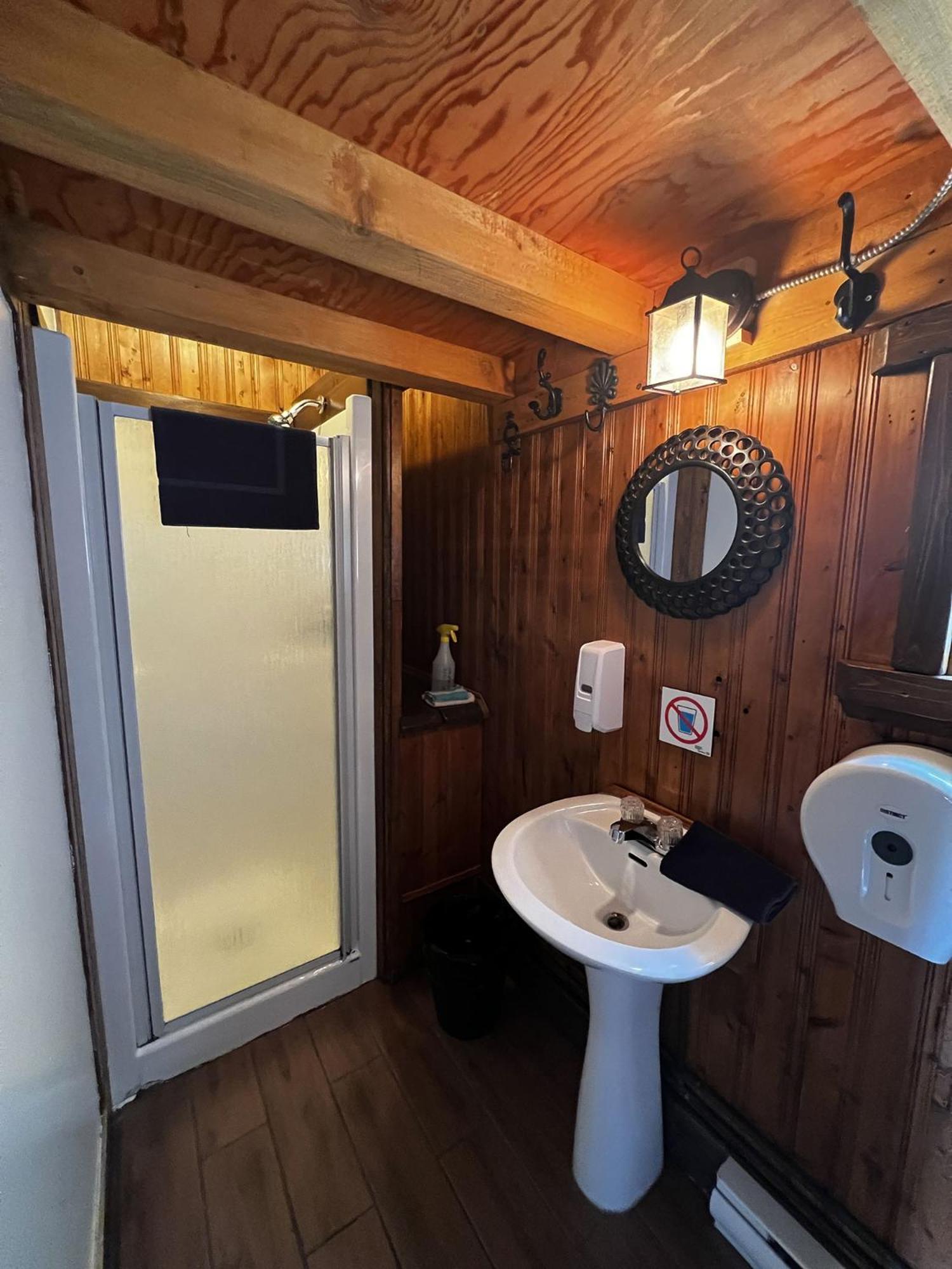 Auberge Festive Sea Shack Sainte Anne des Monts Exterior photo