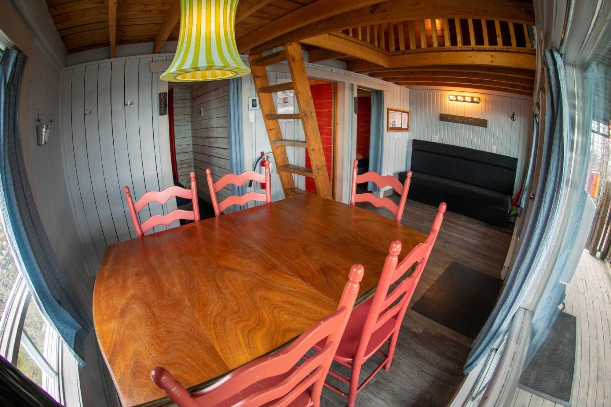 Auberge Festive Sea Shack Sainte Anne des Monts Exterior photo