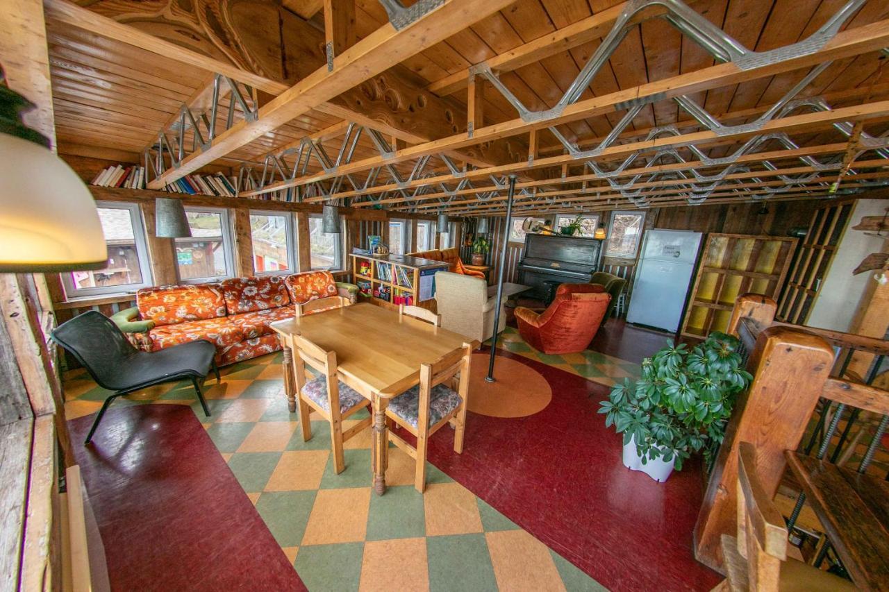 Auberge Festive Sea Shack Sainte Anne des Monts Exterior photo