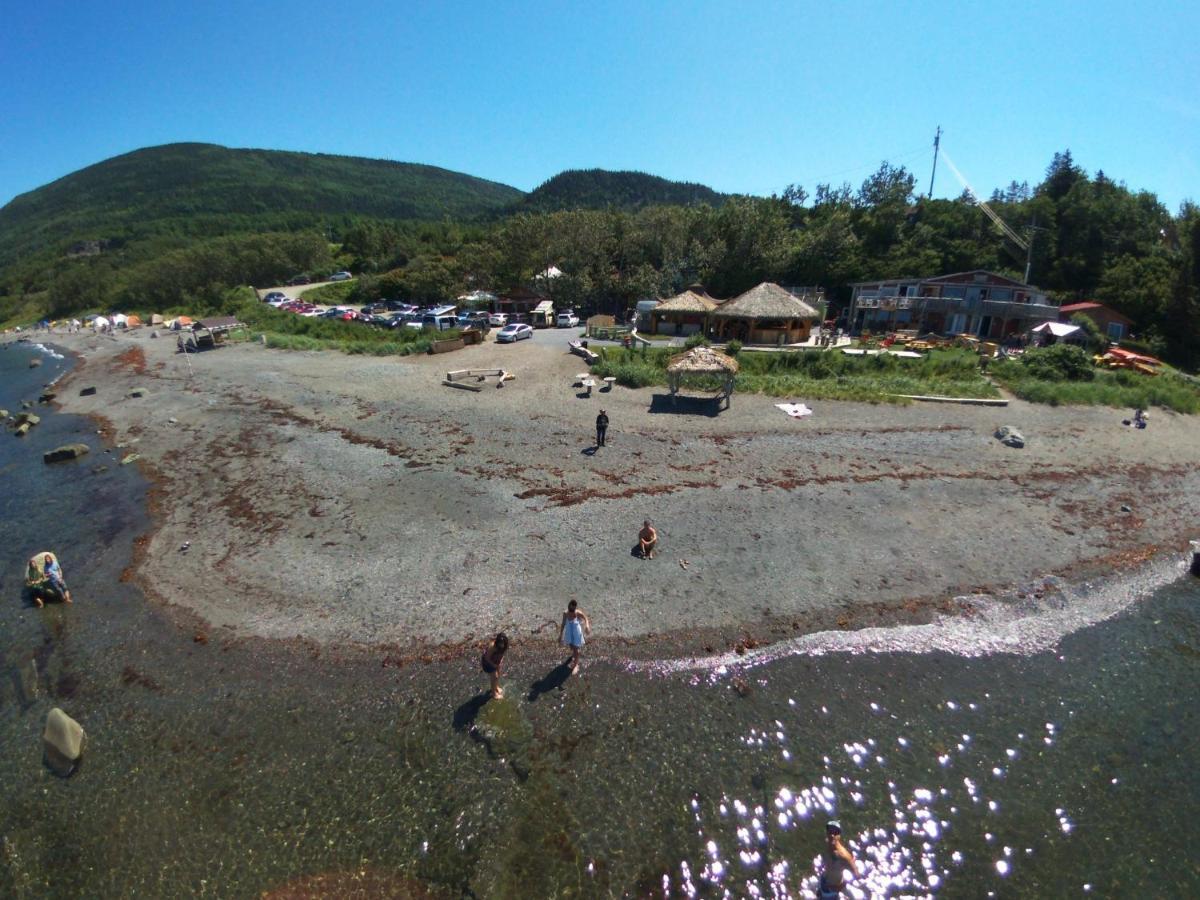Auberge Festive Sea Shack Sainte Anne des Monts Exterior photo
